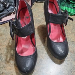 Super sexy black heels size 8 1/2 like new